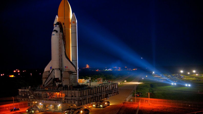 the_shuttle_discovery_moving_to_launch_pad.jpg