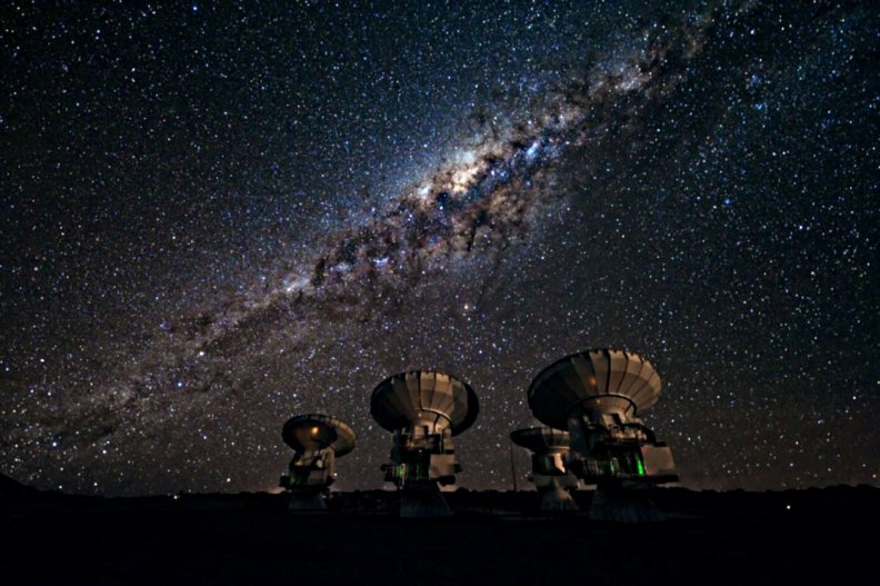 Milky Way above ALMA_telescopes