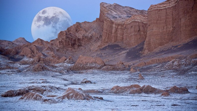 wonderful_moon_behind_desert_mountains.jpg