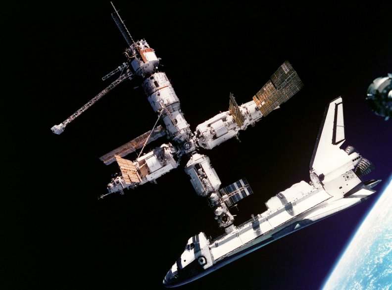 ATLANTIS DOCKED TO THE MIR SPACE STATION