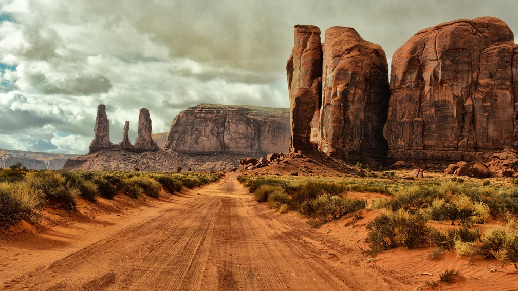 road in gorgeous monument valley arizona hdr