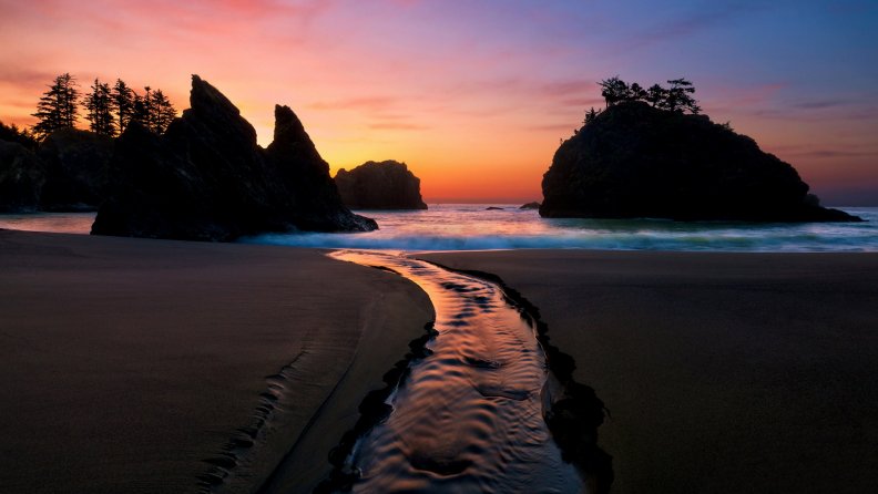 tidal_trench_on_a_beach_at_twilight.jpg