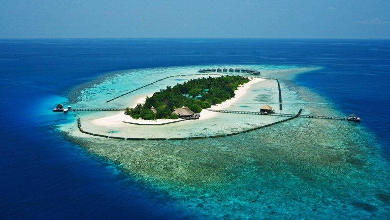 magnificent_resort_on_a_tropical_atoll.jpg