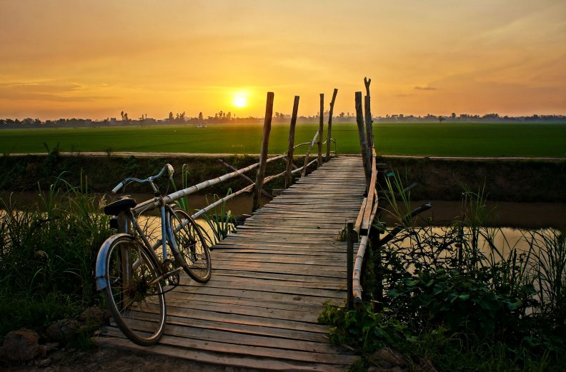 bicycle_forgotten_on_the_bridge_at_sunset.jpg