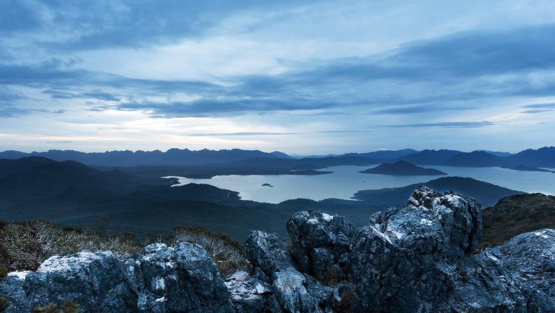 panoramic_view_of_lake_pedder_in_tasmania.jpg