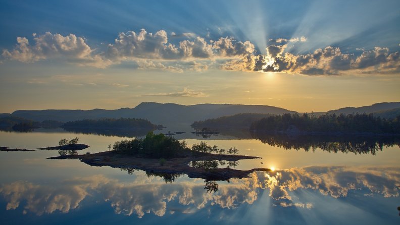 beautiful sunrays reflection on a lake