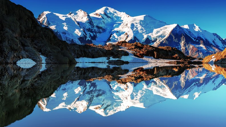 beautiful_reflection_of_mont_blanc_in_the_alps.jpg