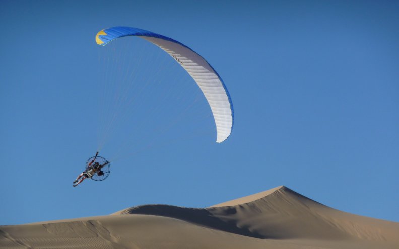 flying_the_sand_dunes.jpg