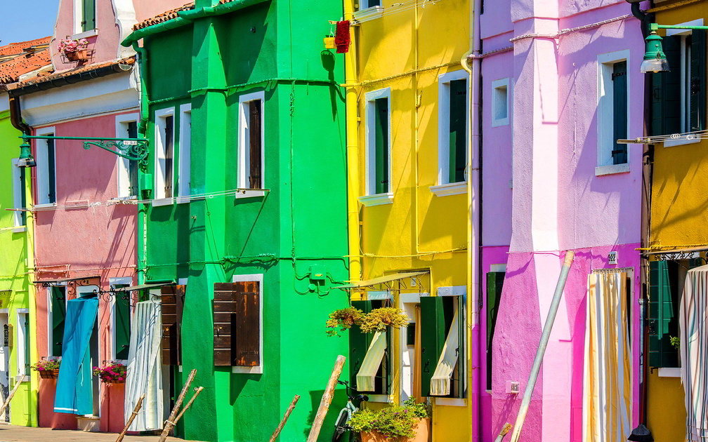 Brightly_Colored Houses