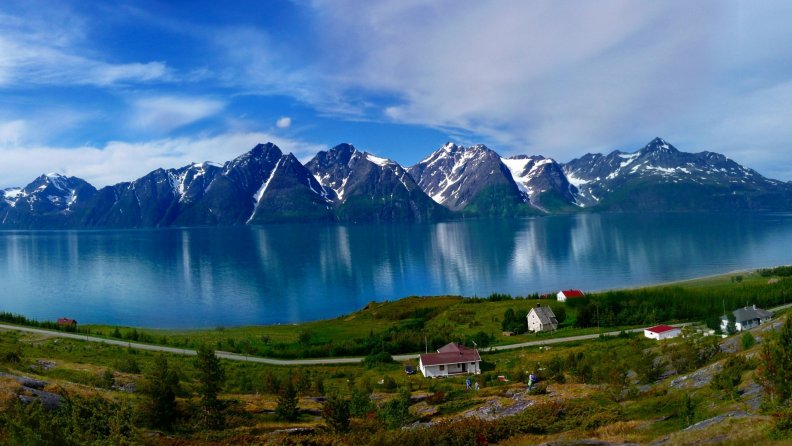 lovely_norwegian_rural_village_by_a_bay.jpg