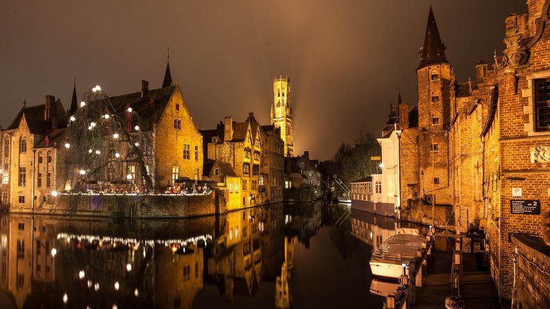 water_like_glass_in_a_canal_in_bruges_belgium.jpg