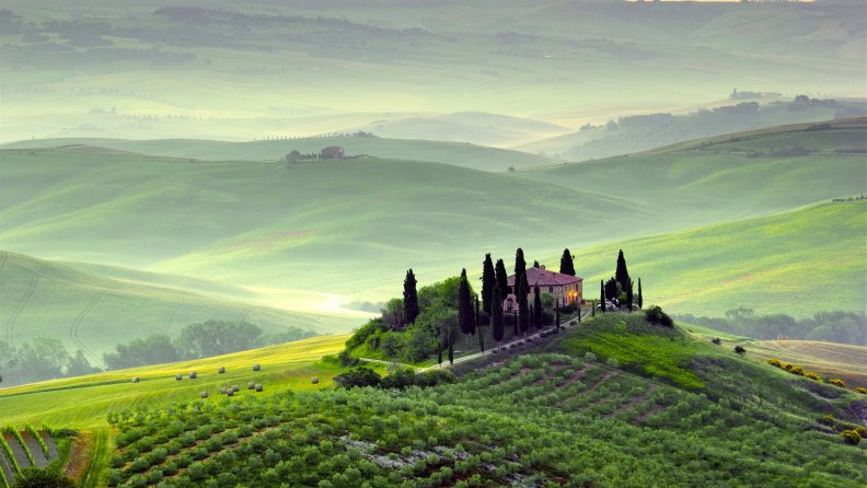 wondrous_hilltop_farms_in_pienza_tuscany.jpg