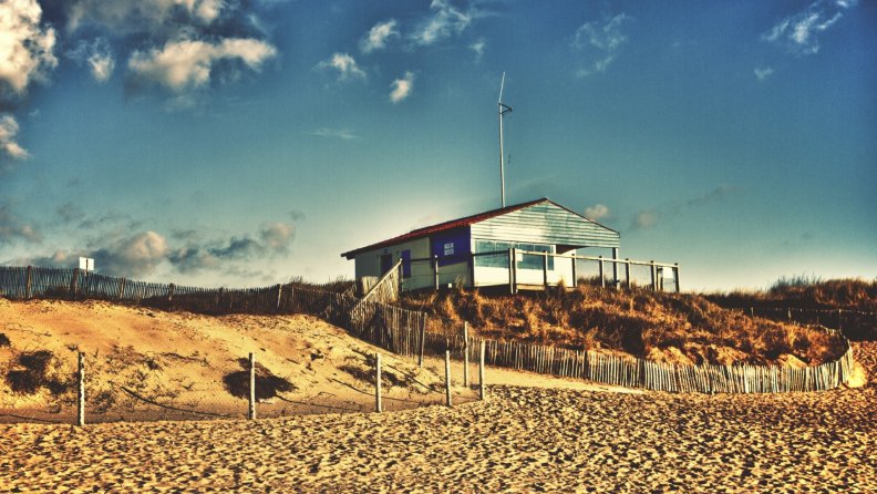 beach_house_on_the_dunes.jpg