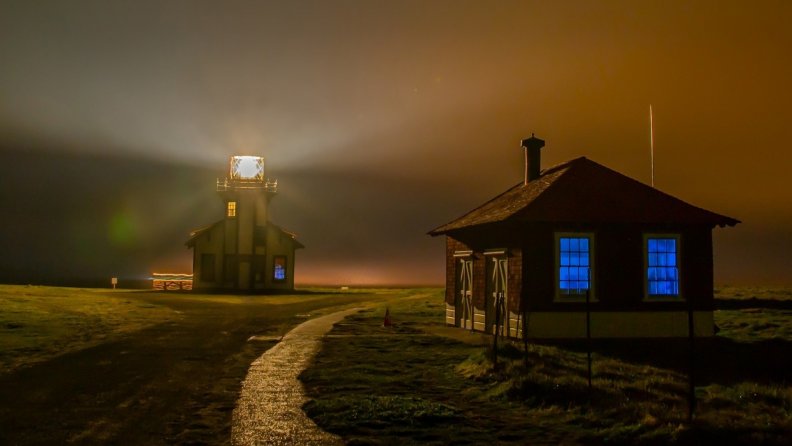 lighthouse_in_the_fog.jpg