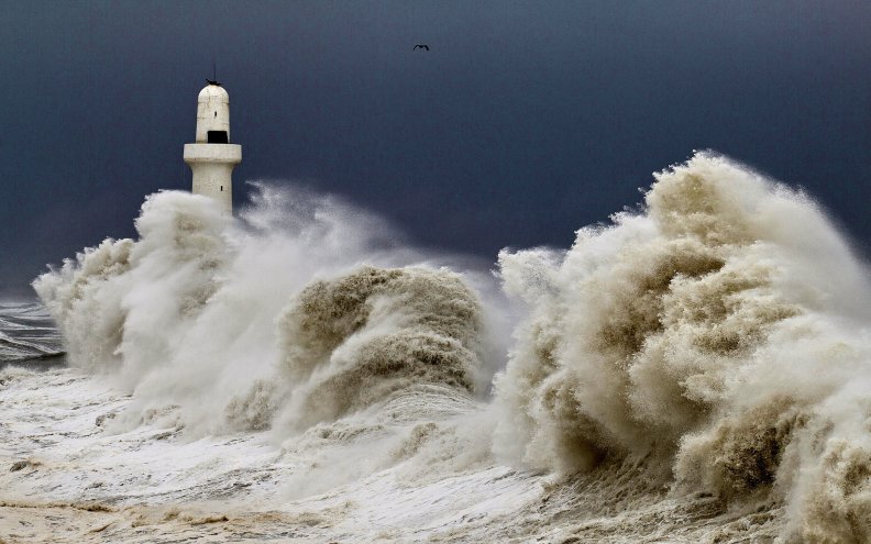 lighthouse_and_massive_waves.jpg