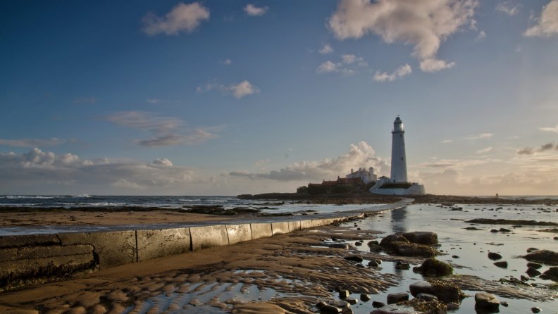 beautiful_tall_lighthouse_on_rocky_island.jpg