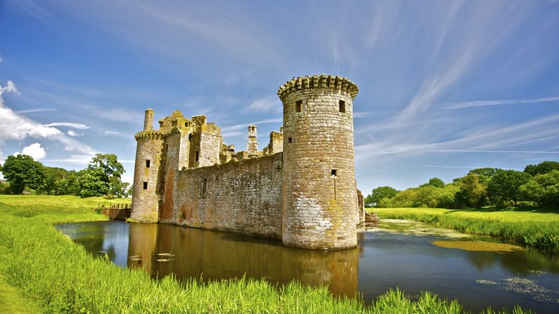 caerlaverock castle in scotland