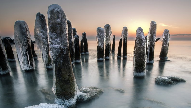 wooden_pylons_at_sea_cover_in_ice.jpg