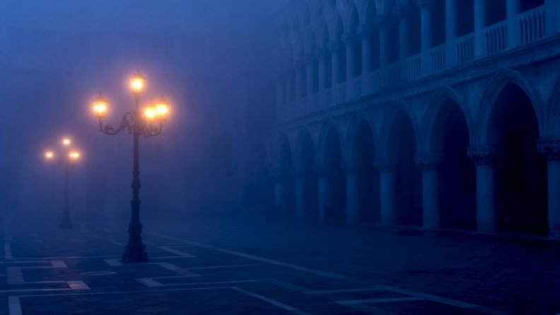 foggy_night_in_a_palace_courtyard.jpg
