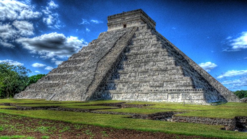 beautiful_mayan_pyramid_in_yucatan_mexico_hdr.jpg