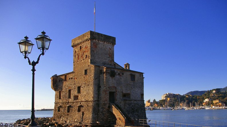 fortress_at_the_harbor_inrapallo_italy.jpg