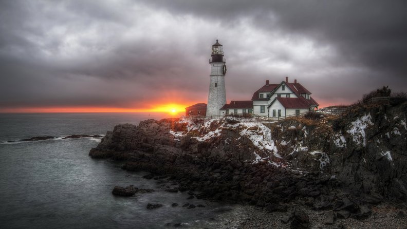 lighthouse_on_cape_elizabeth_maine_at_sunset.jpg