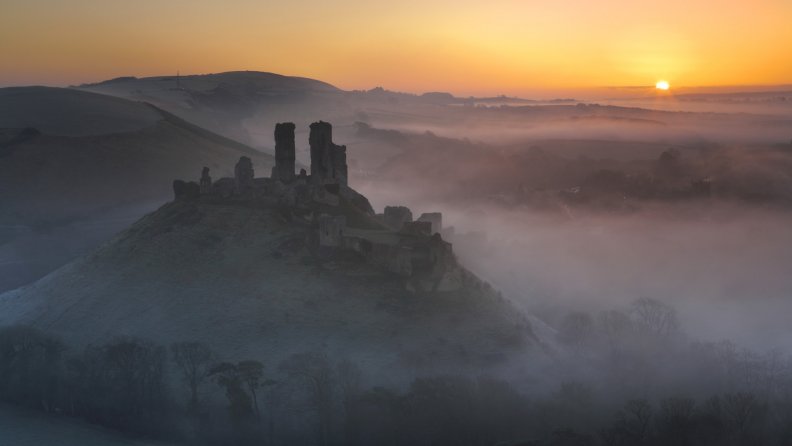 castle_ruins_in_sunrise.jpg