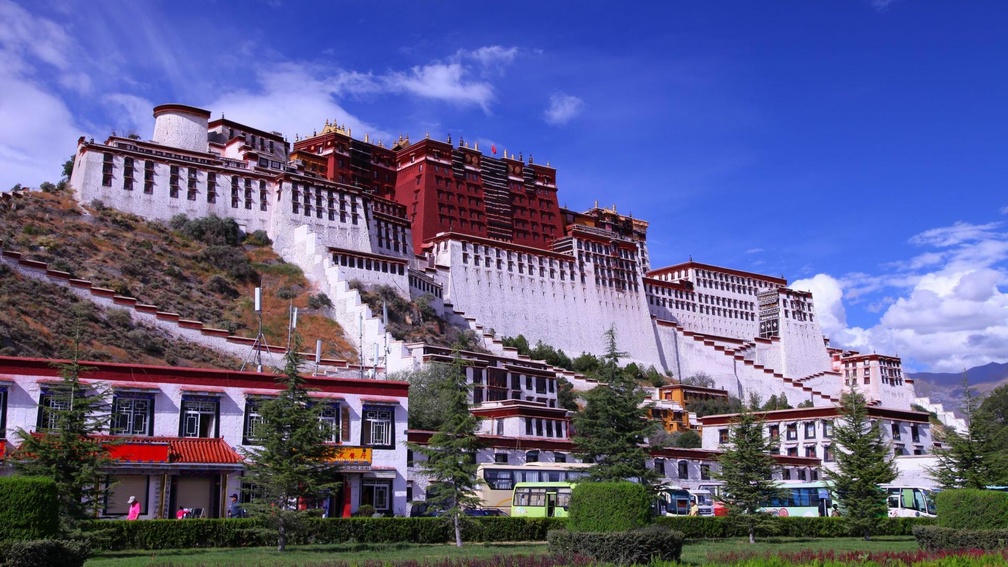 wondrous potala palace in lhasa tibet