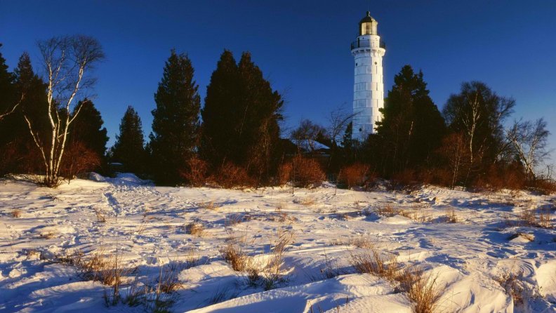lake_michigan_lighthouse_in_winter.jpg