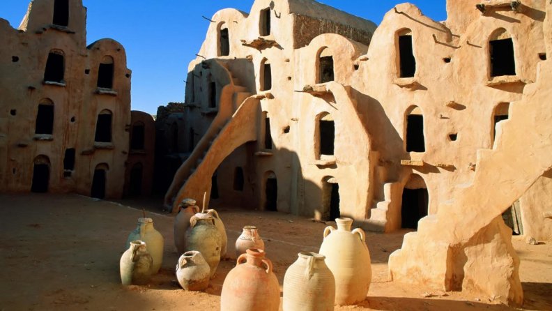 ancient_ruins_with_pots_in_tunisia.jpg