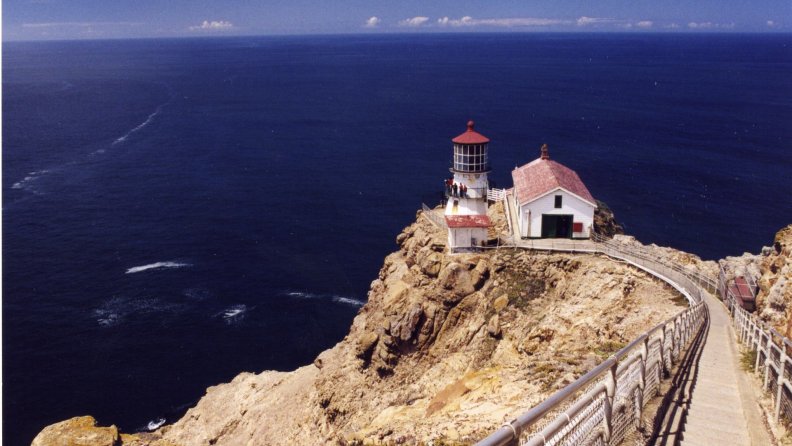 point_reyes_lighthouse_in_california.jpg