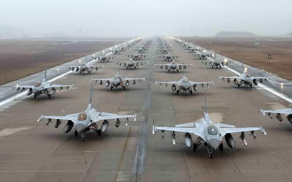 a squadron of F_16 fighting falcons
