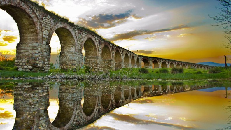 ancient_majestic_aqueduct.jpg