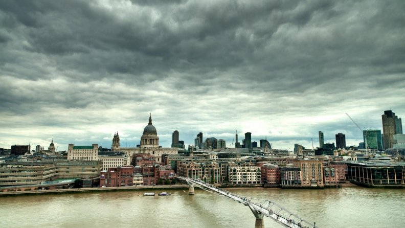 millennium_bridge_in_london.jpg
