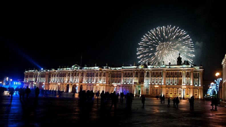fireworks_over_winter_palace_in_st_petersburg.jpg
