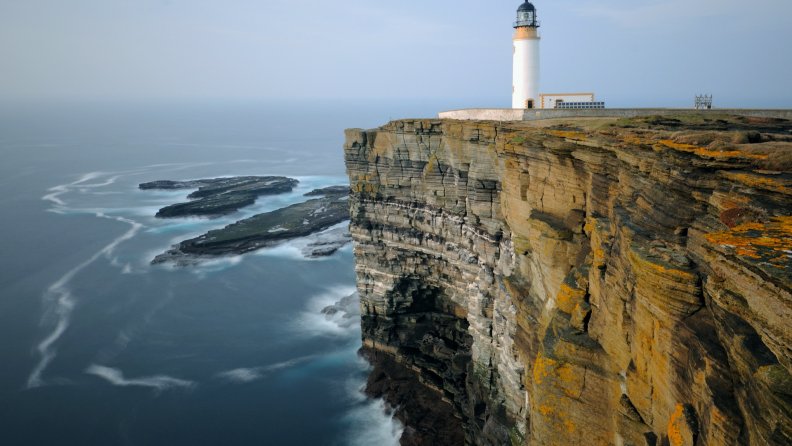 lighthouse_on_a_great_cliff.jpg