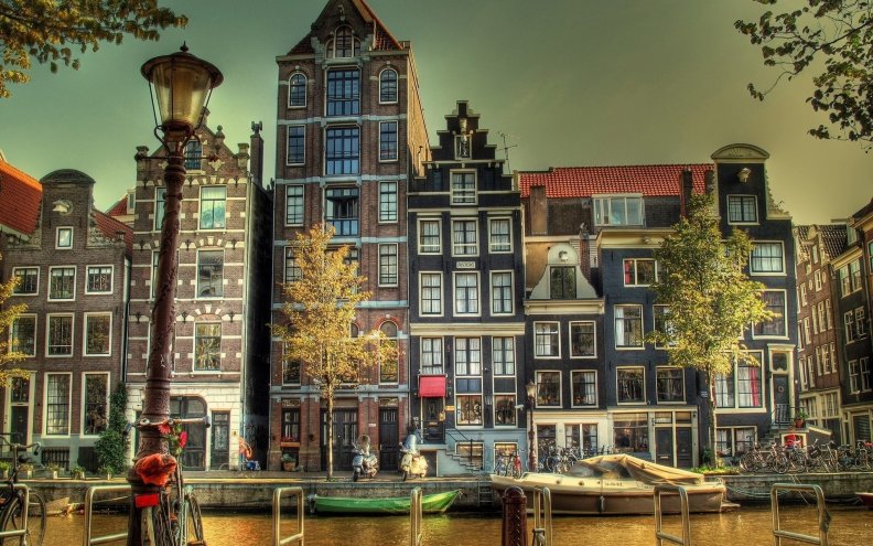 wonderful_houses_by_the_river_in_amsterdam_hdr.jpg
