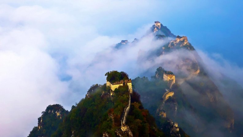 the_great_wall_under_clouds.jpg