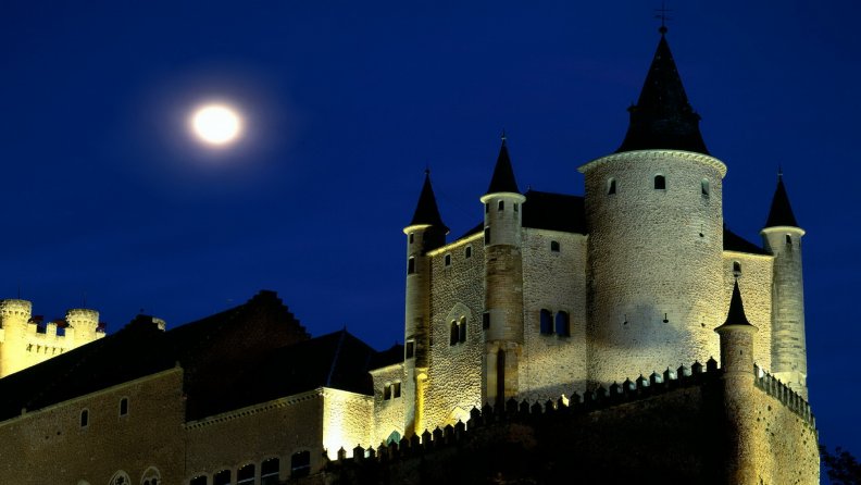 moon_over_wonderful_castle.jpg
