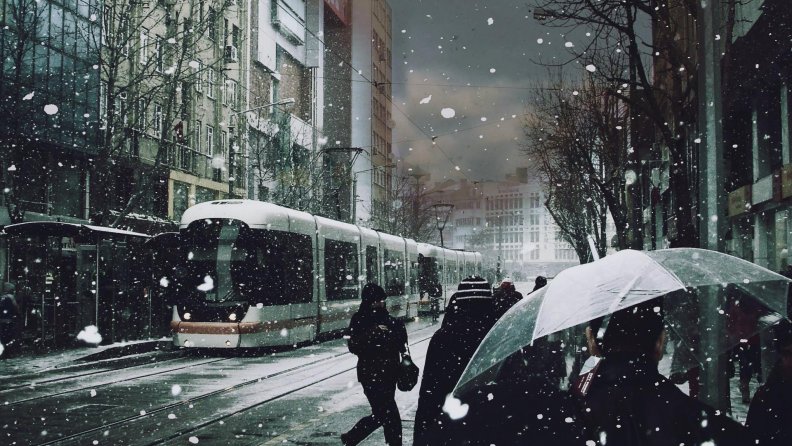 city_tram_in_snow.jpg
