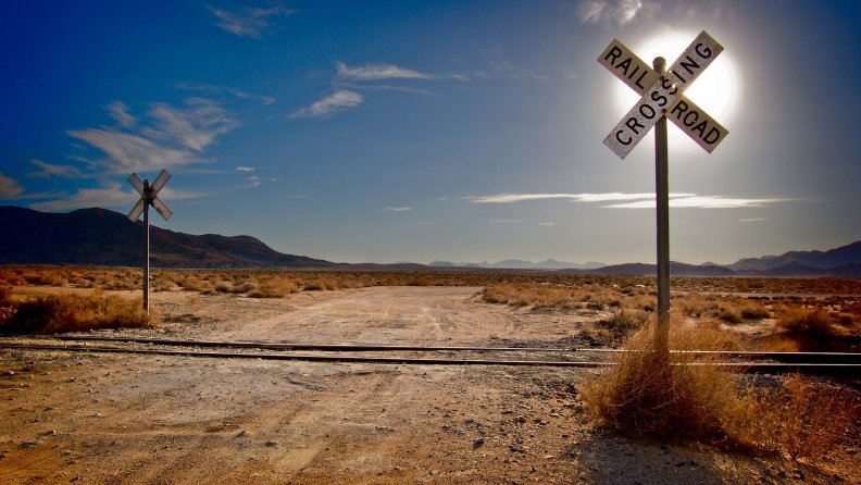 railroad_crossing_in_the_middle_of_nowhere.jpg