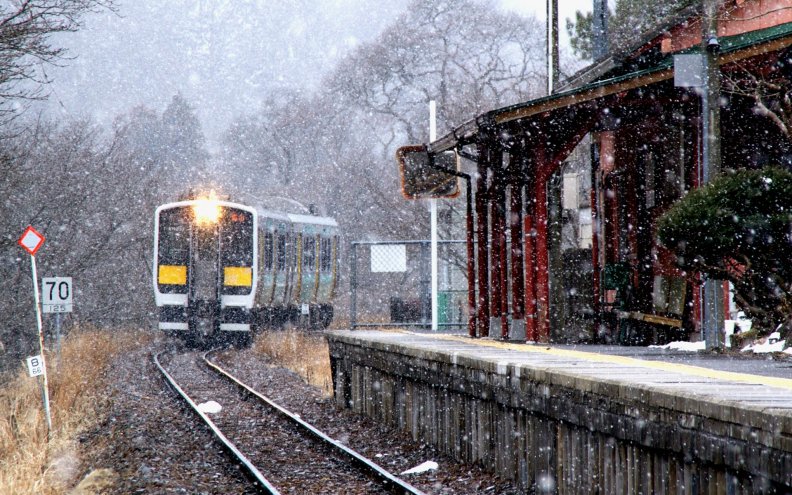 commuter_train_arriving_in_winter.jpg