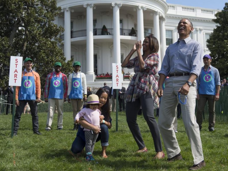 barack_obama_and_wife_michelle_during_the_search_for_easter_eggs.jpg