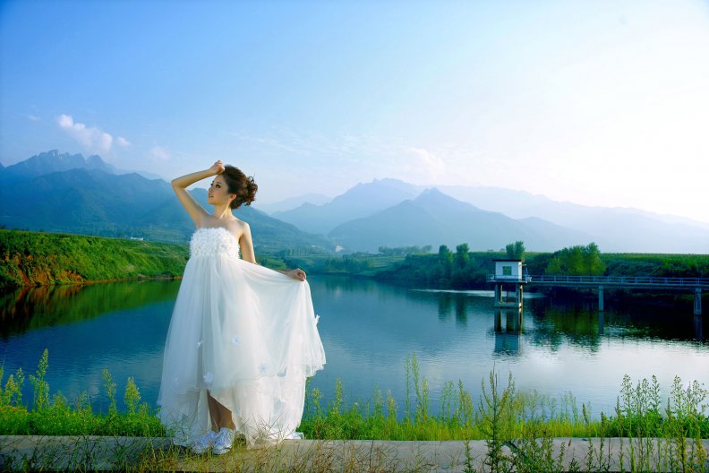 beauty_in_a_white_dress_on_the_lake.jpg