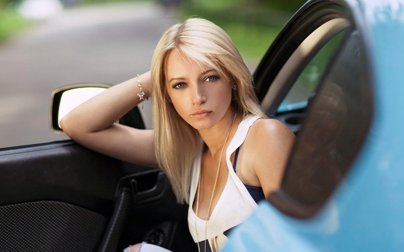 blonde_model_in_car.jpg
