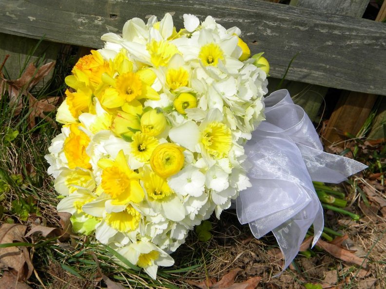 wedding_bouquet_in_yellow_and_white.jpg