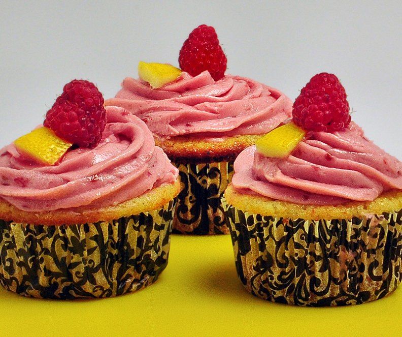 raspberry_and_lemon_cupcakes_for_frank_immoral.jpg