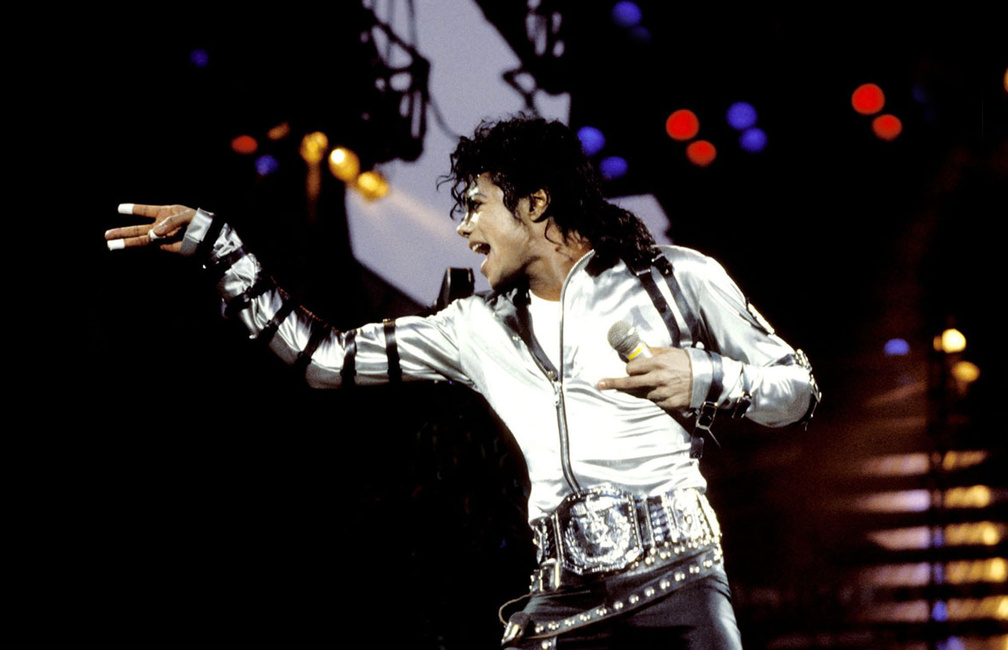 ♪ ♬ On stage, when you belong Michael ♪ ♬