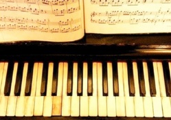 Piano y partitura
