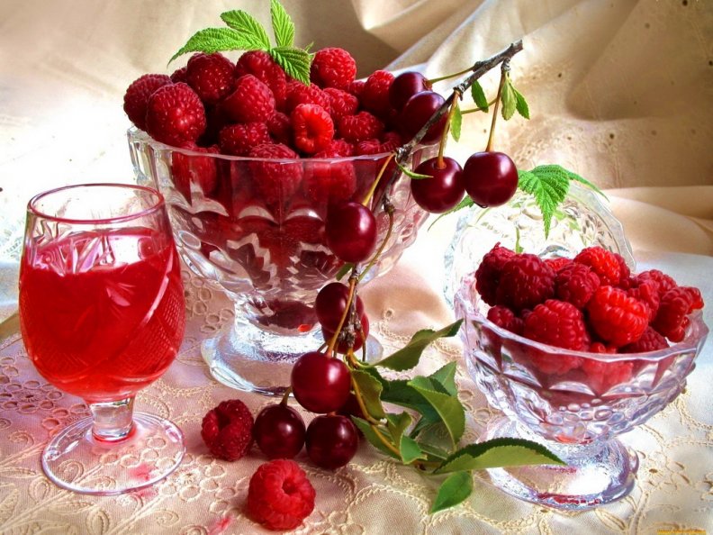 raspberry_juice_and_fruits.jpg